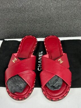 Chanel Interlocking CC Logo Leather Slides Women's Size: 7 | IT 37